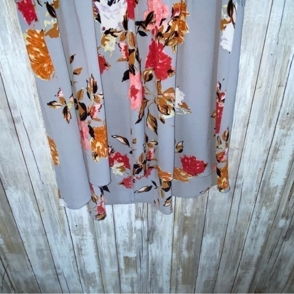 Jodifl Floral Sleeveless Blouse - Picture 2 of 4